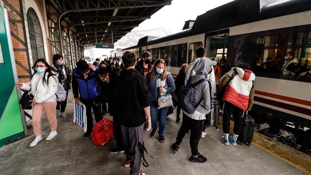 Viajeros en la estación de tren de Alcoy esta semana.