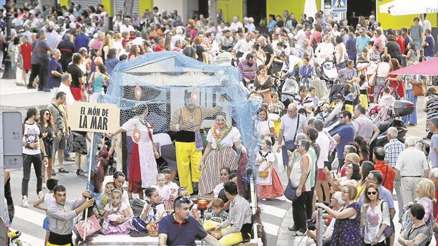 Los ‘bous al carrer’ y la música marcan el ritmo en el Grao