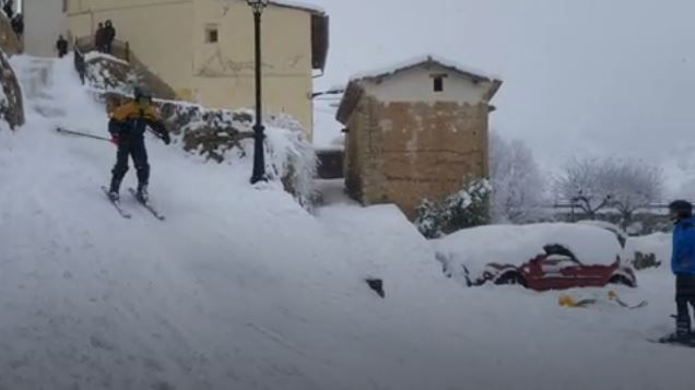 Esquí, y alguna que otra caídas, en las calles de un pueblo de Castelló