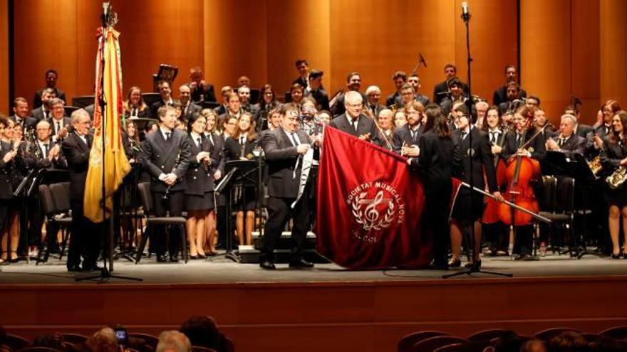 La Nova arrancó los actos de su 175 aniversario con un concierto en el Teatro Calderón en el que además estrenó su nueva bandera.