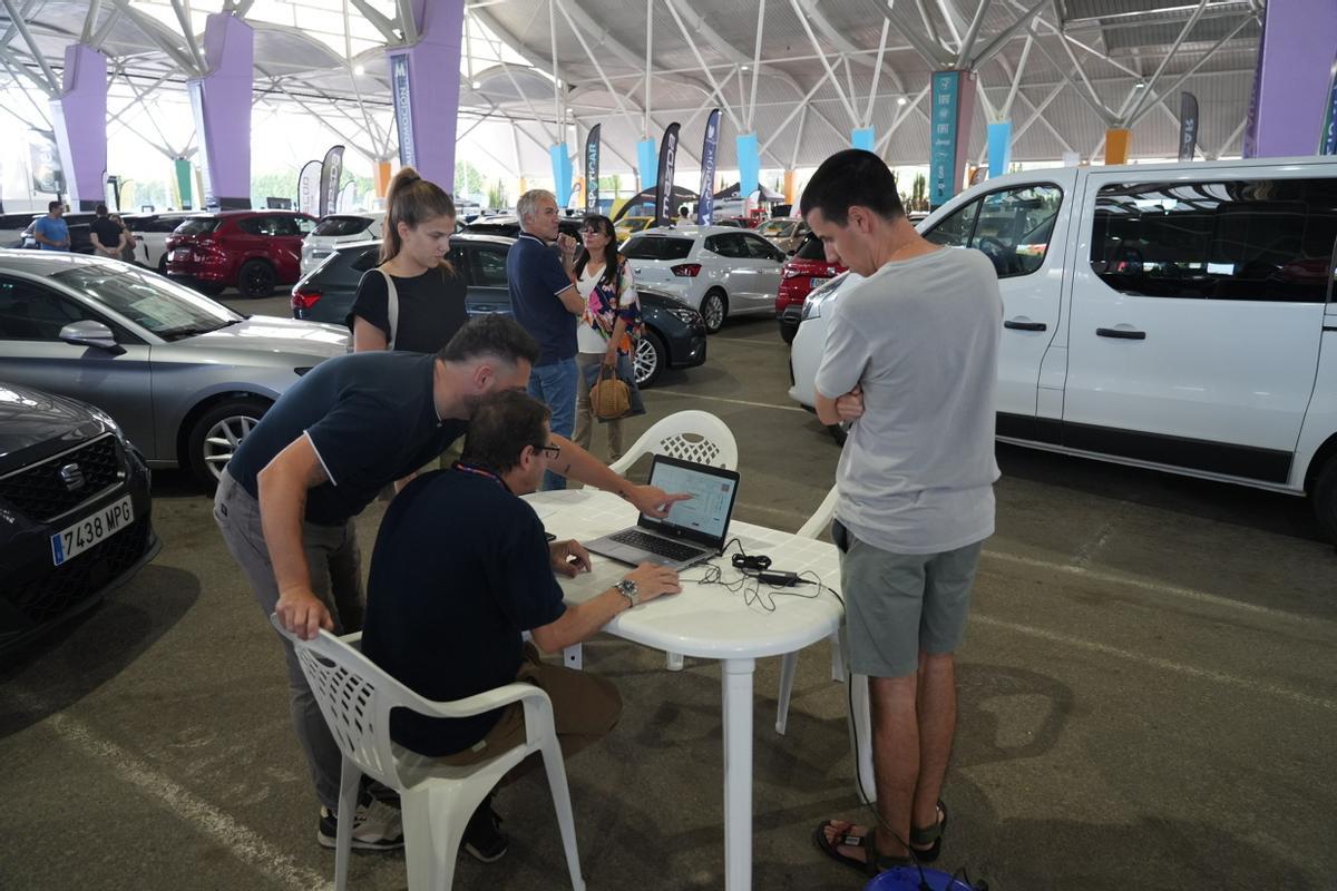 Galería: Los clientes observan los coches de Motorocasión.