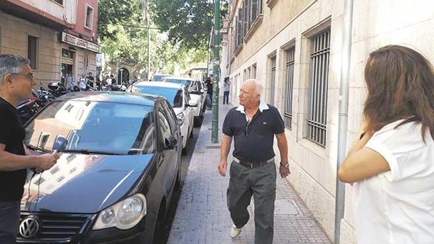 El propietario de Cárnicas Luis, ayer tras abandonar el juzgado.