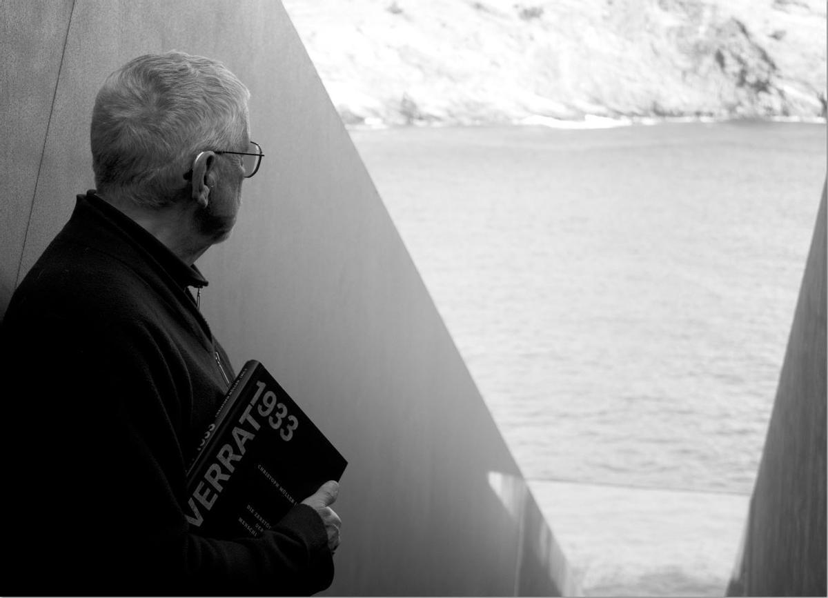 L'enginyer i editor Christoph Müller amb el llibre 'Verrat 1933' al memorial Passatges.