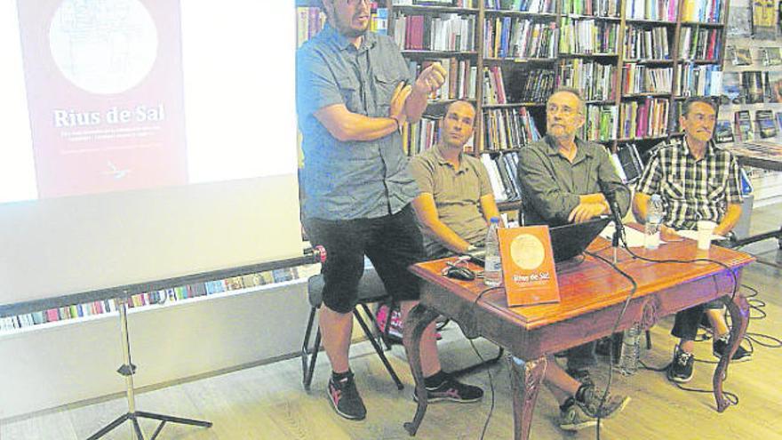 Els autors van presentar el llibre ahir a la llibreria Parcir, a Manresa