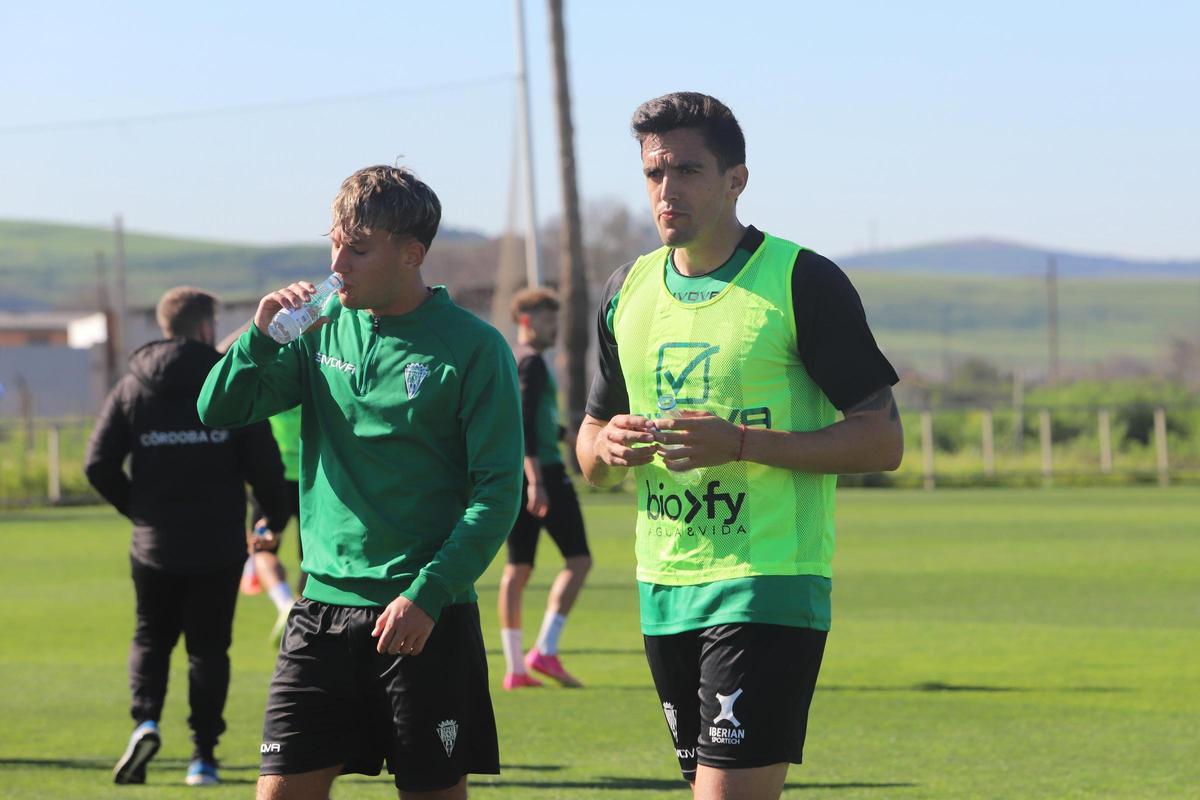 José Antonio Martínez, a la derecha, en un entrenamiento del Córdoba CF.