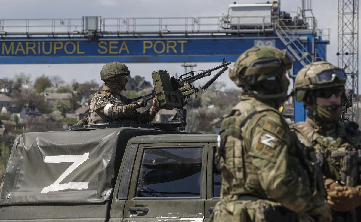 Imagen tomada el pasado 29 de abril durante una visita al puerto de Mariupol organizada por el mando ruso. EFE/EPA/SERGEI ILNITSKY