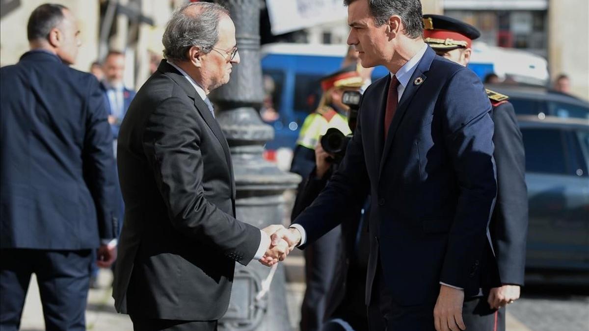 Quim Torra recibe a Pedro Sánchez a las puertas del Palacio de la Generalitat, el jueves.