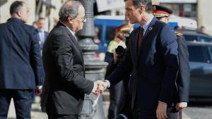 Quim Torra recibe a Pedro Sánchez a las puertas del Palacio de la Generalitat, el jueves.