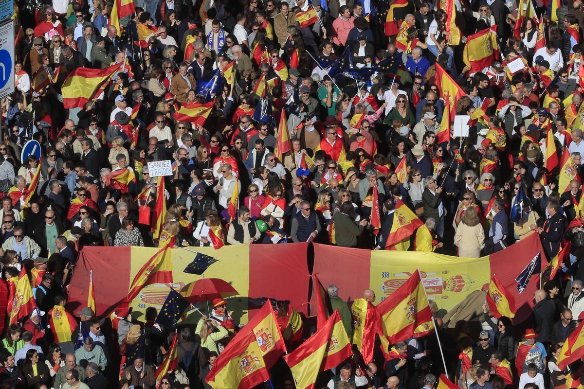 Manifestación multitudinaria contra la amnistía en la Plaza de Cibeles de Madrid