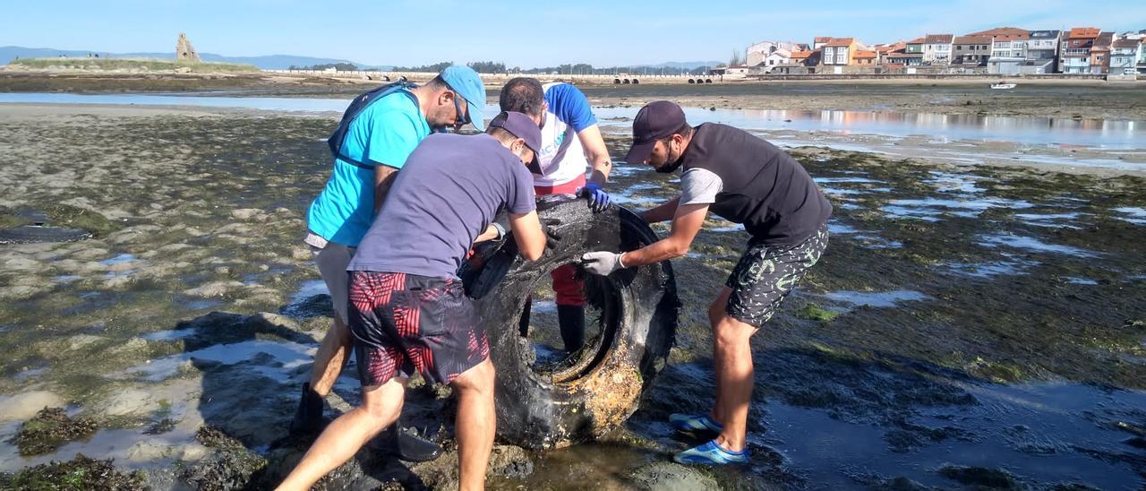 La retirada de neumáticos en Cambados.