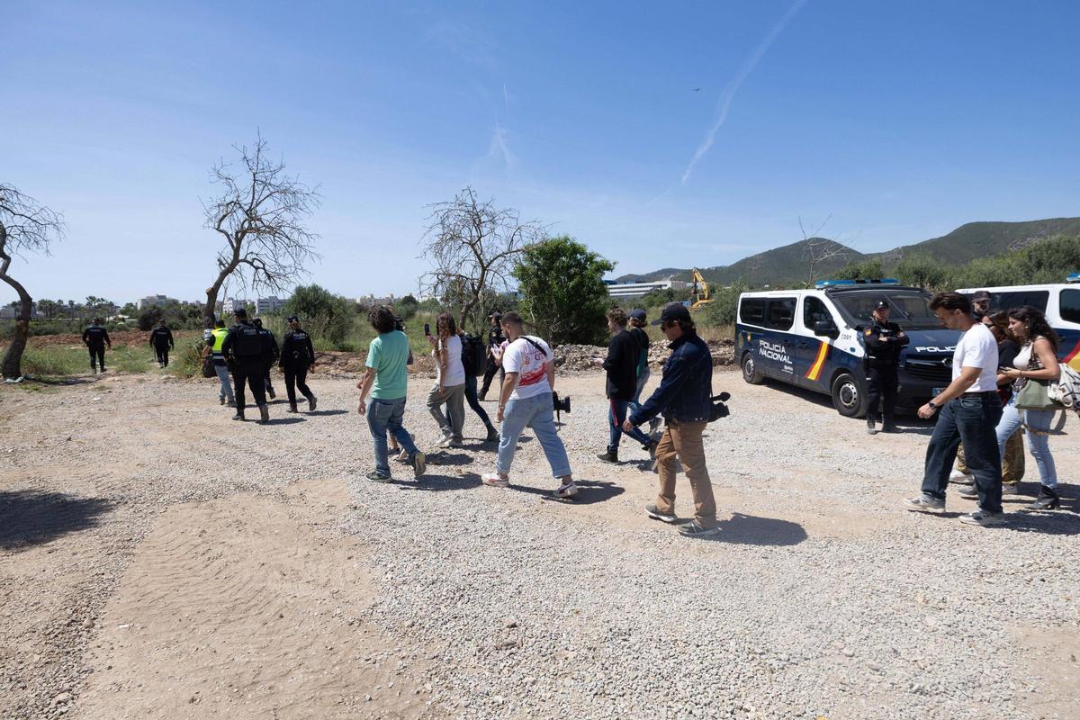 Todas las imágenes del desalojo del asentamiento más grande de Ibiza: sa Joveria