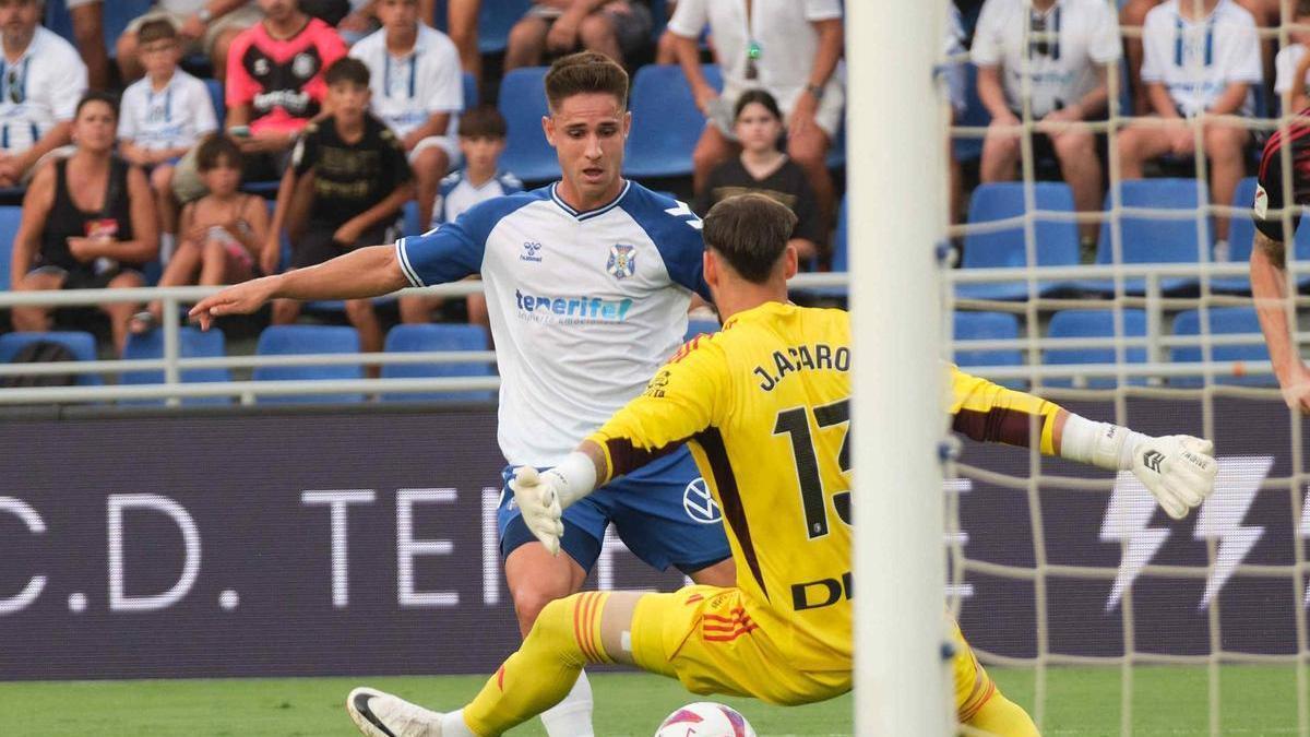 Medrano frente al portero del Burgos en el último partido del CD Tenerife.