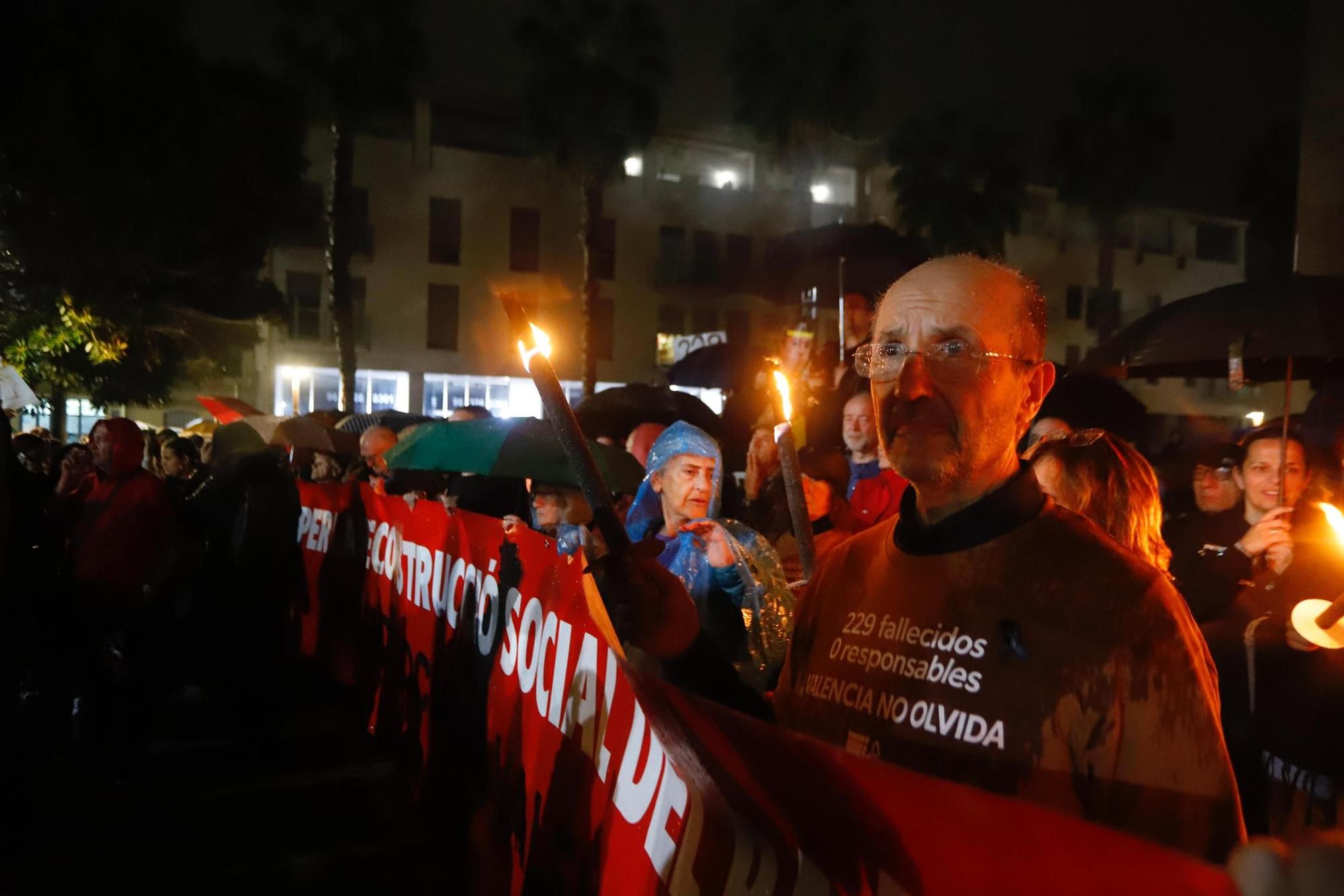 Una marcha con antorchas recorre los pueblos de l'Horta Sud entre gritos contra Mazón