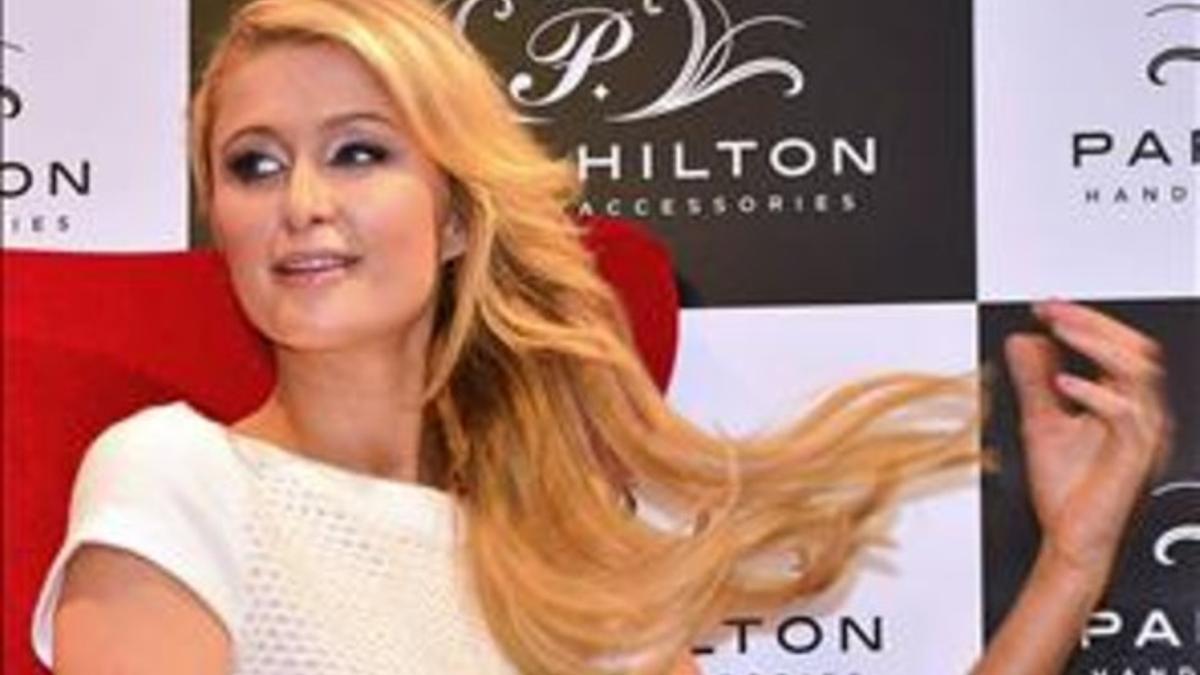 Paris Hilton posa durante la rueda de prensa, ayer en Bogotá.