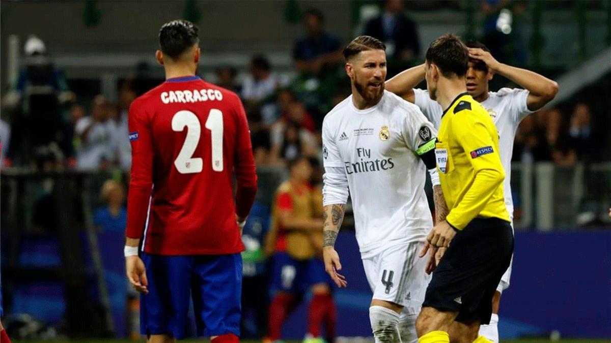 Clattenburg y Ramos, durante una acción de la final de Champions de 2016 entre Real Madrid y Atlético