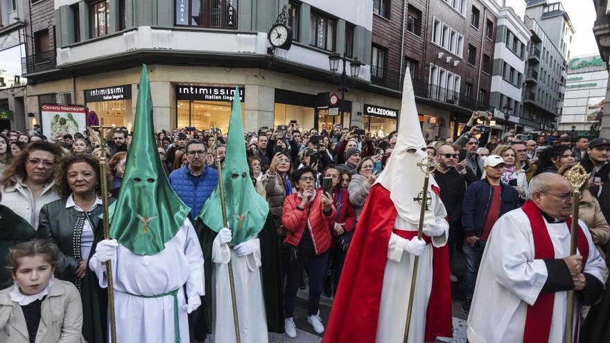 &quot;Toda su vida fue maltratado y finalmente alguien miraba por él&quot;: las fotos de la procesión de Jesús Cautivo en Oviedo