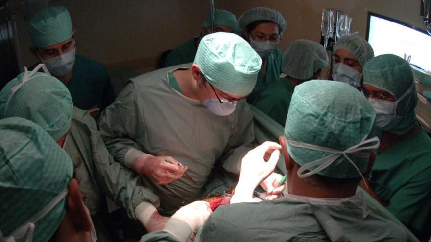Médicos realizan un trasplante en el Chuac.