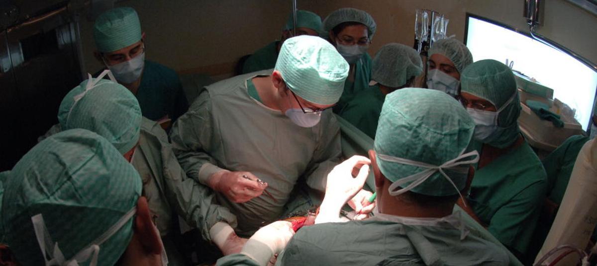 Médicos realizan un trasplante en el Chuac.