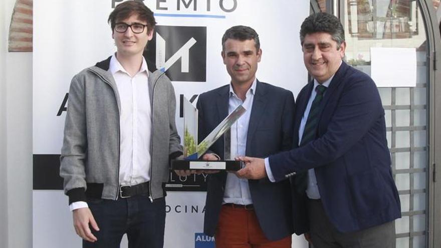 Gonzalo Gutiérrez Araujo recibe el premio de manos del alcalde de Marbella, José Bernal.