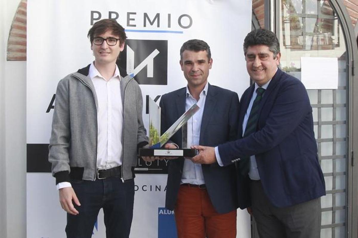 Gonzalo Gutiérrez Araujo recibe el premio de manos del alcalde de Marbella, José Bernal.