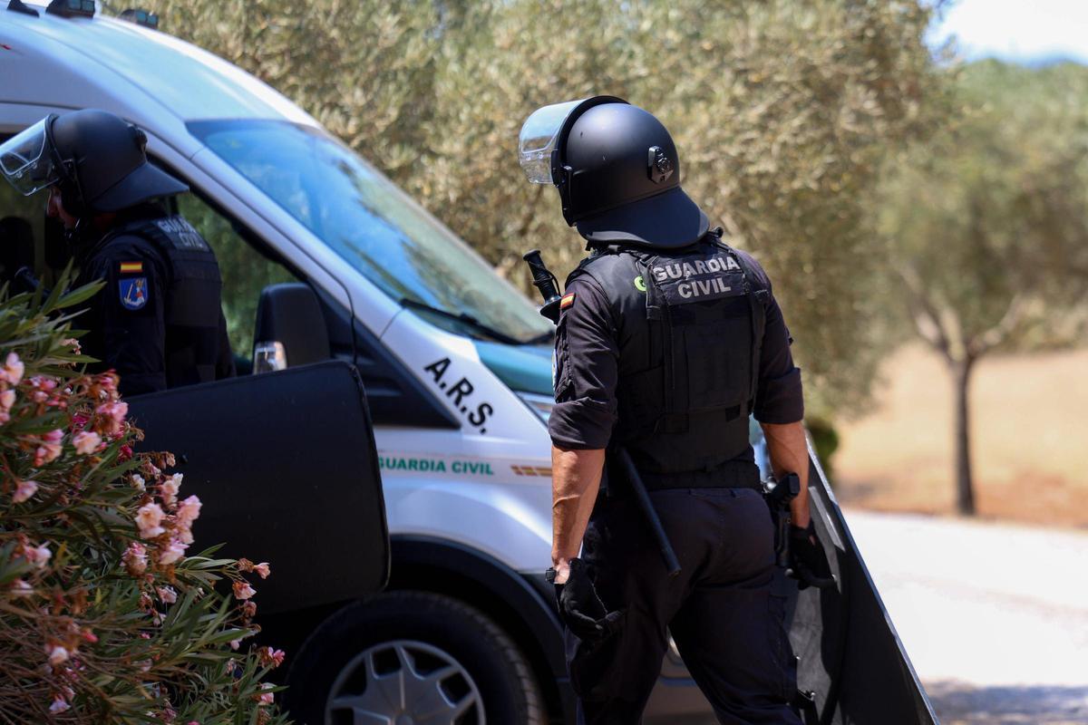 Las imágenes del despliegue policial por los okupas de Punta Arabí. Las imágenes del despliegue policial por los okupas de Punta Arabí.