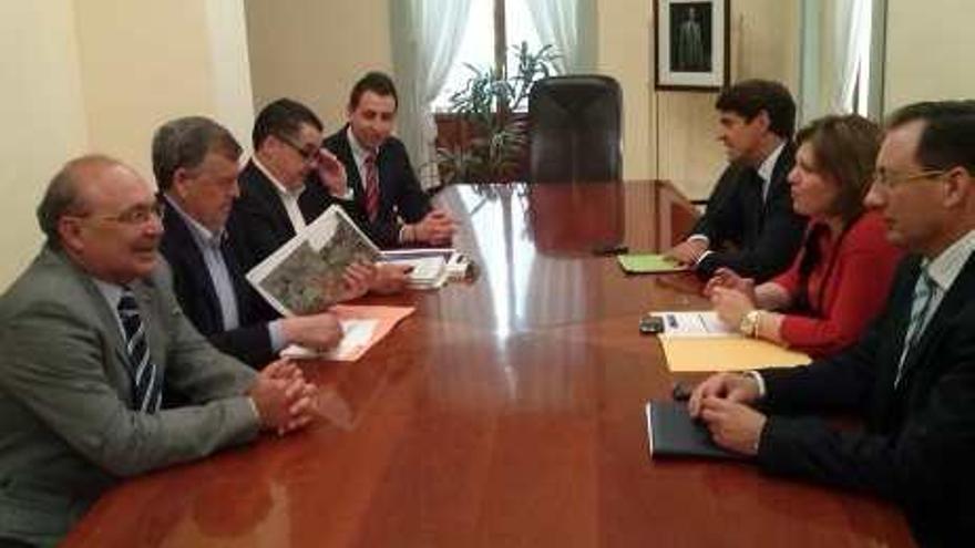Consellera y alcaldes se reunieron ayer en Alicante.