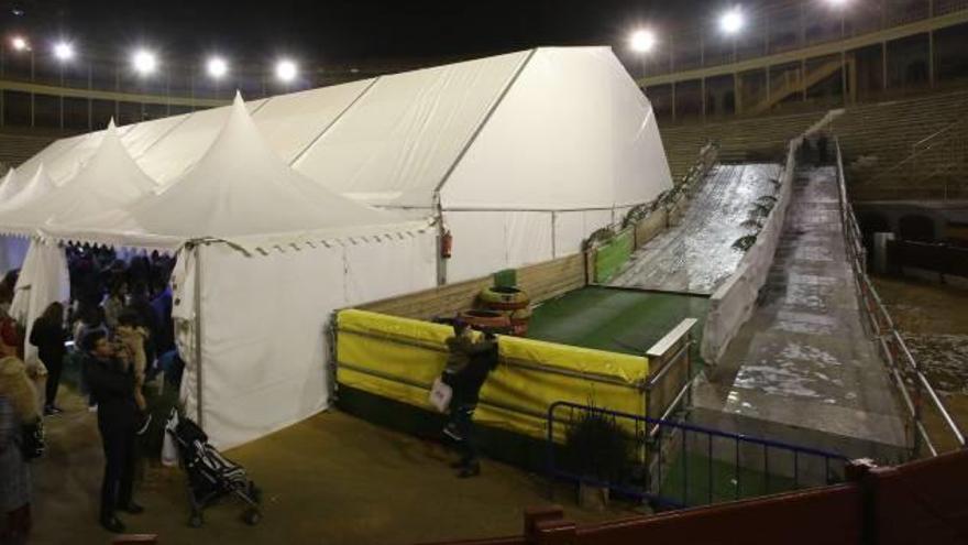 A la derecha, el tobogán que cerró al público en Nochebuena por derretirse el hielo de la pendiente.