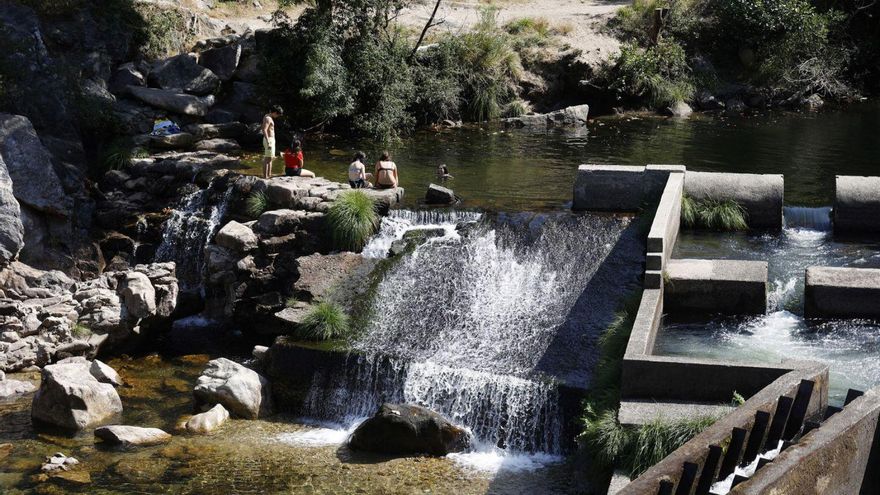 Bañistas en la presa del río Lérez en Monte Porreiro.
