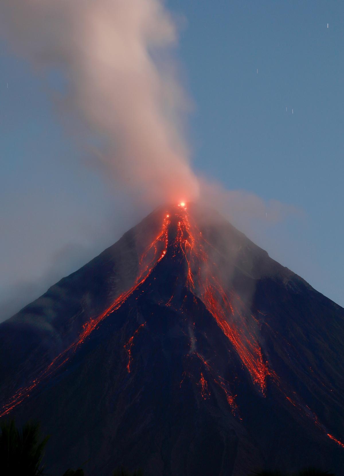 El volcán Mayón sigue activo en Filipinas