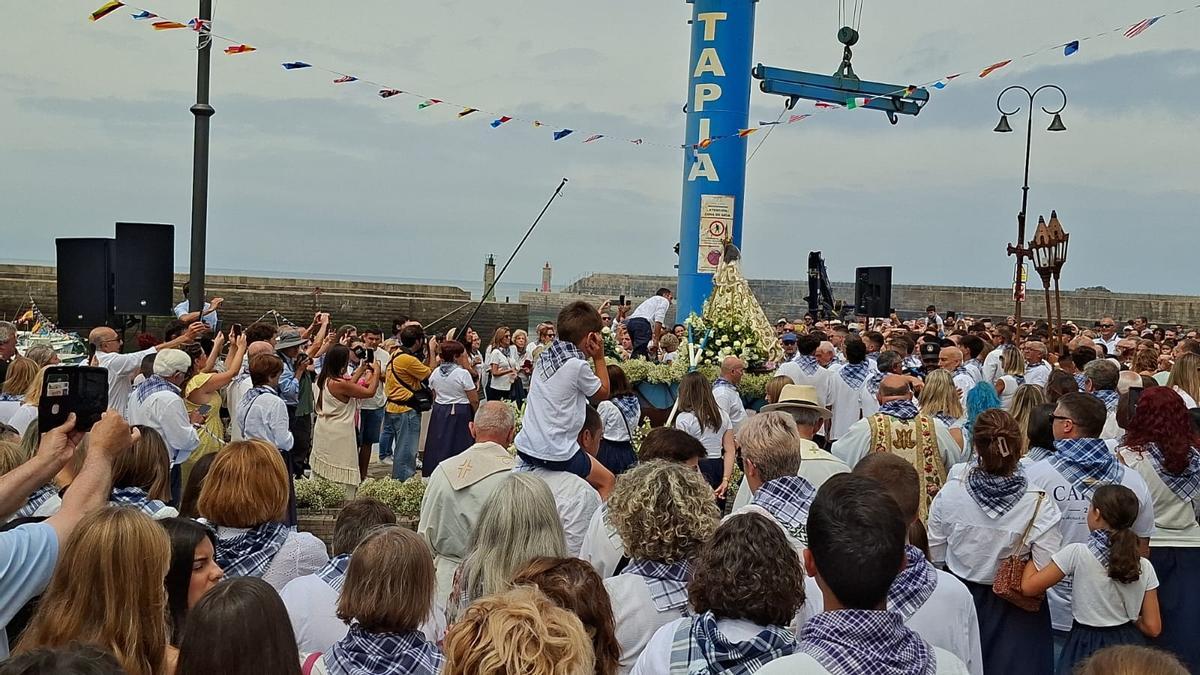 EN IMÁGENES: Tapia de Casariego, a rebosar en la procesión del Carmen