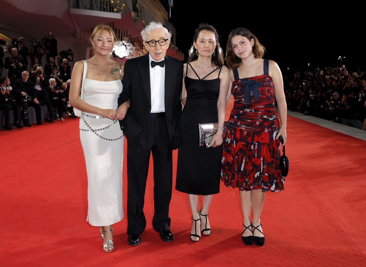 Bechet Allen, Woody Allen, Soon-Yi Previn y Manzie Tio Allen en el Festival de Venecia 2023