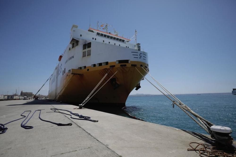 El barco incendiado Grande Europa ya está en Palma