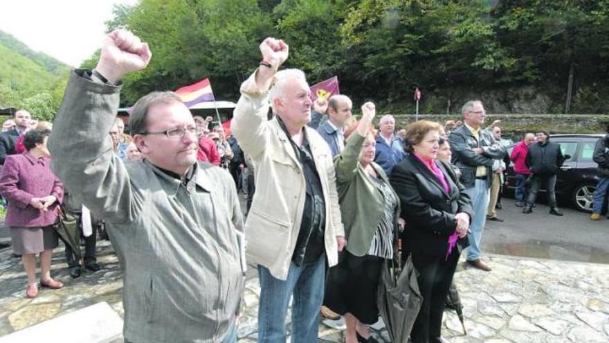 Por la izquierda, Jesús Iglesias y Cayo Lara, puño en alto, durante el homenaje a las víctimas del franquismo en Turón.