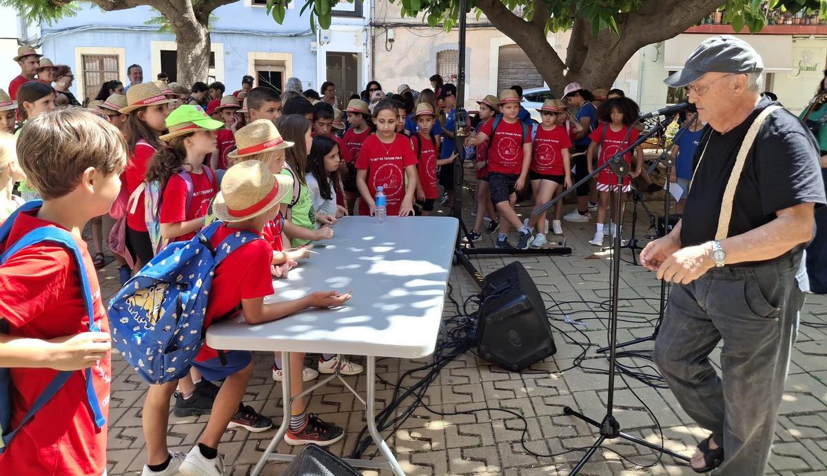 Las imágenes de la primera "trobada escolar" de la Marina Alta "Desafiar-se a fer llata", que ha tenido lugar en Pedreguer