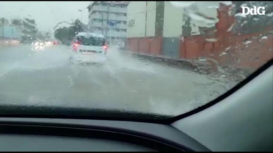 Una forta tempesta inunda carrers a la ciutat de Girona