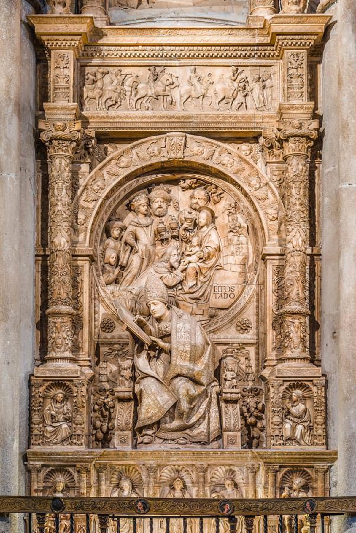 El sepulcro de 'El Tostado' está realizado en alabastro y es considerado una de las cumbres escultóricas de Vasco de la Zarza