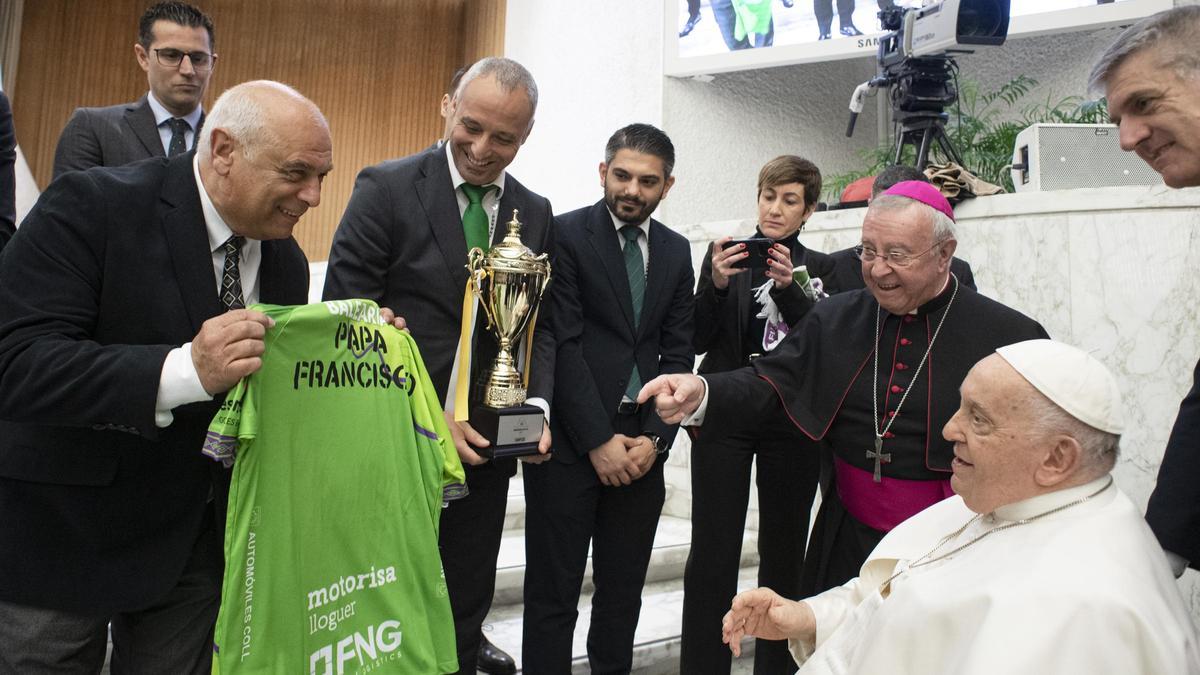 El Papa Francisco recibe la camiseta del Mallorca Palma Futsal