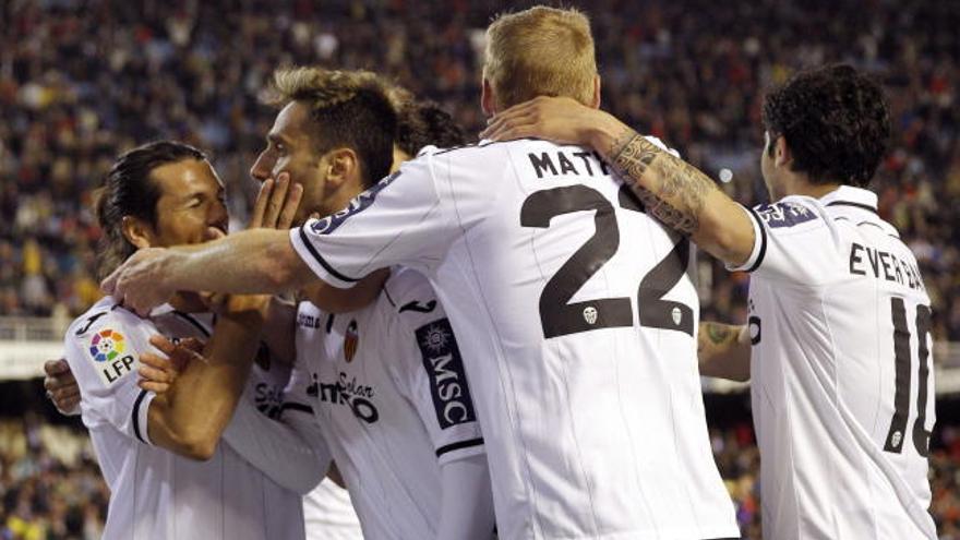 Los jugadores del Valencia celebran el gol de la victoria
