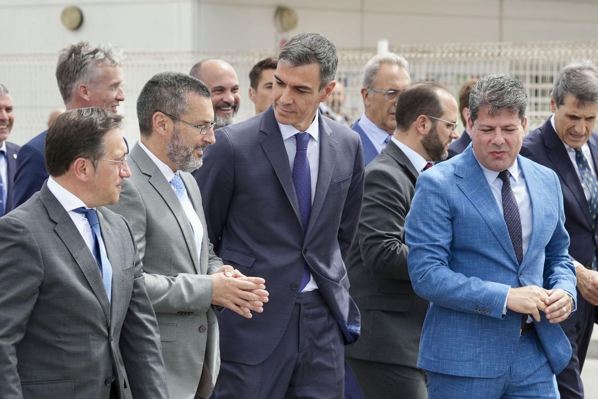 El presidente del Gobierno, Pedro Sánchez (3i); el ministro principal de Gibraltar, Fabian Picardo (d); el ministro español de Exteriores, José Manuel Albares (i), y el alcalde de La Línea de la Concepción (Cádiz), Juan Franco Rodríguez (2i), durante el acto de demolición de la verja de la Línea de la Concepción (Cádiz), el día en el que entra en vigor el Tratado entre la UE y Reino Unido sobre el encaje de Gibraltar tras el Brexit, que supone el derribo de este paso fronterizo. EFE/Roman Ríos. sustituye texto y foto