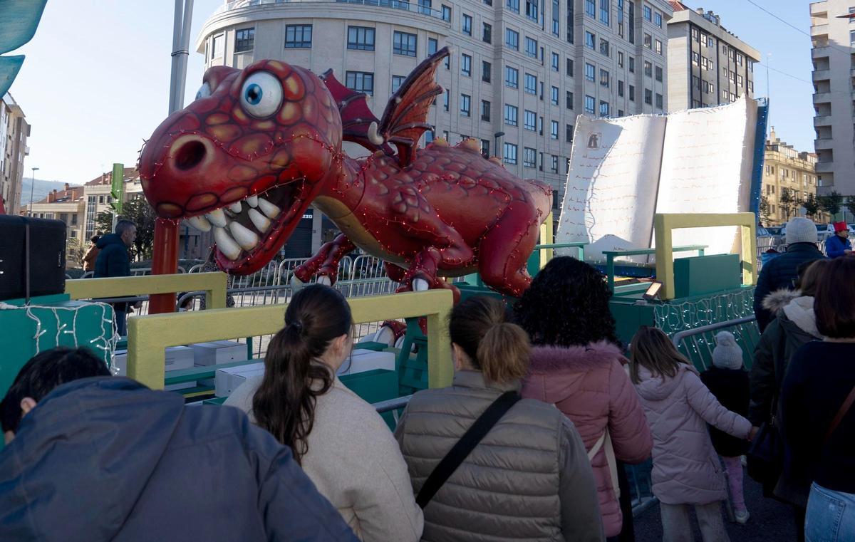 Mucho colorido y más caramelos en la Cabalgata de los Reyes Magos en Vigo