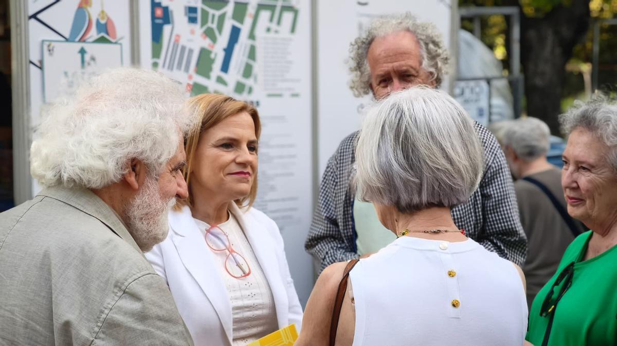 Pilar Bernabé presenta 'Agraït amb la vida' de Ricard Pérez Casado en la Fira del Llibre de València