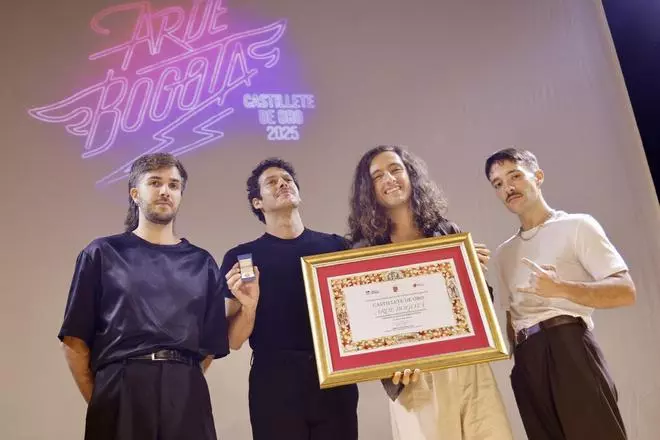 Así ha sido la entrega del Castillete de Oro del Cante de las Minas a Arde Bogotá y Vicente Vallés