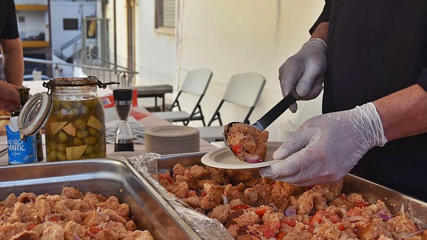 Servint les crostes per a la degustació.