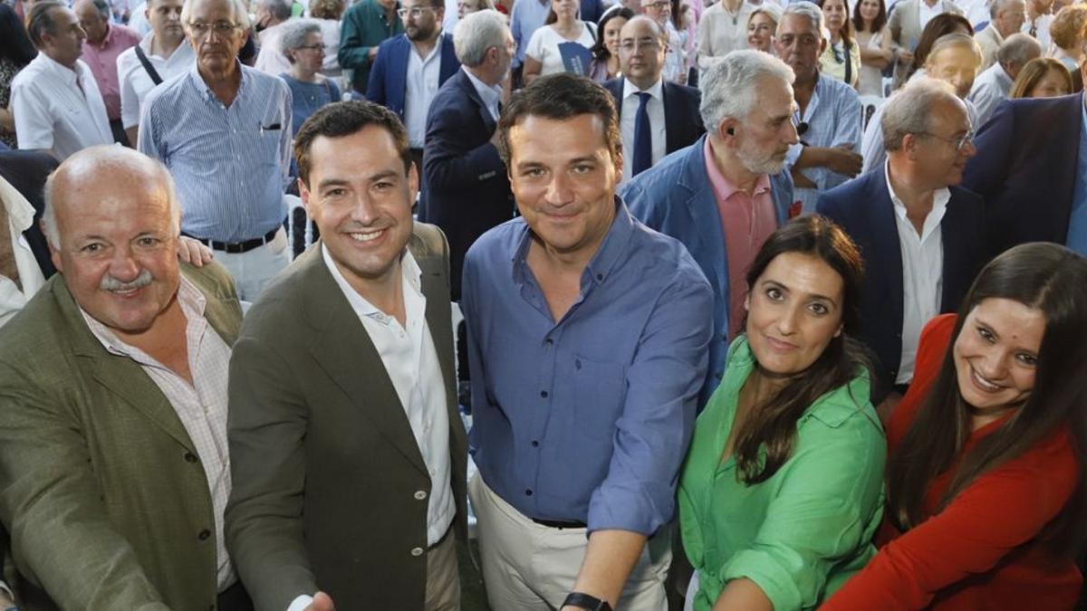 El alcalde de Córdoba, José María Bellido, junto al presidente del PP Juanma Moreno y otros dirigentes populares en la campaña de las elecciones andaluzas.