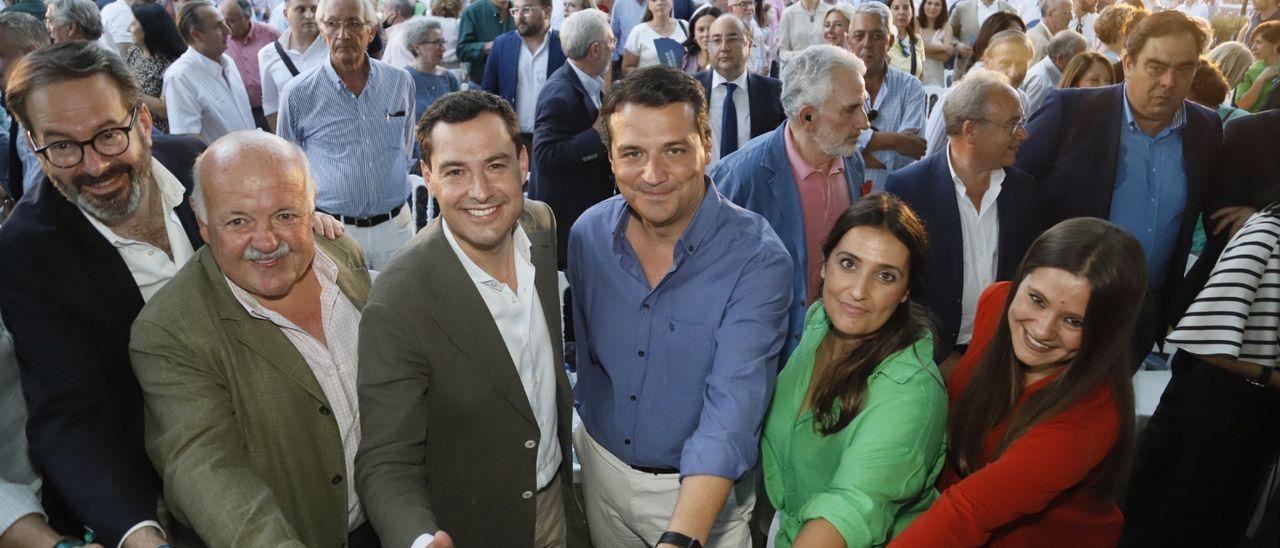 El alcalde de Córdoba, José María Bellido, junto al presidente del PP Juanma Moreno y otros dirigentes populares en la campaña de las elecciones andaluzas.