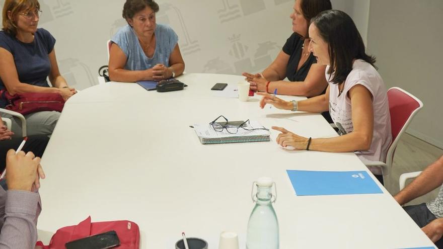 Reunión de los vecinos con la concejala y técnicos de Medio Ambiente en el Ayuntamiento de Ontinyent.