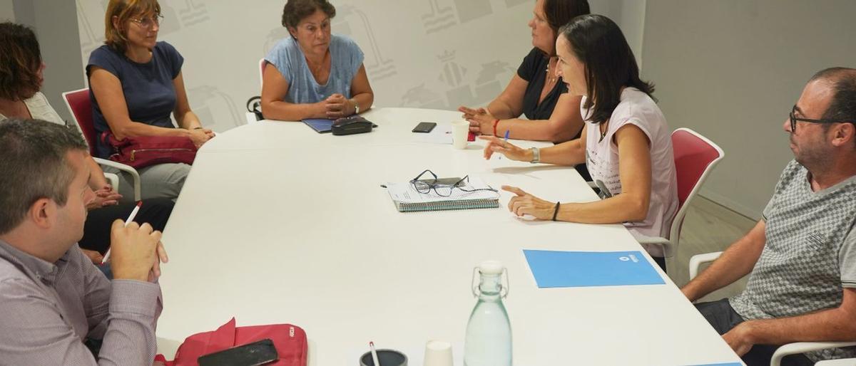 Reunión de los vecinos con la concejala y técnicos de Medio Ambiente en el Ayuntamiento de Ontinyent.