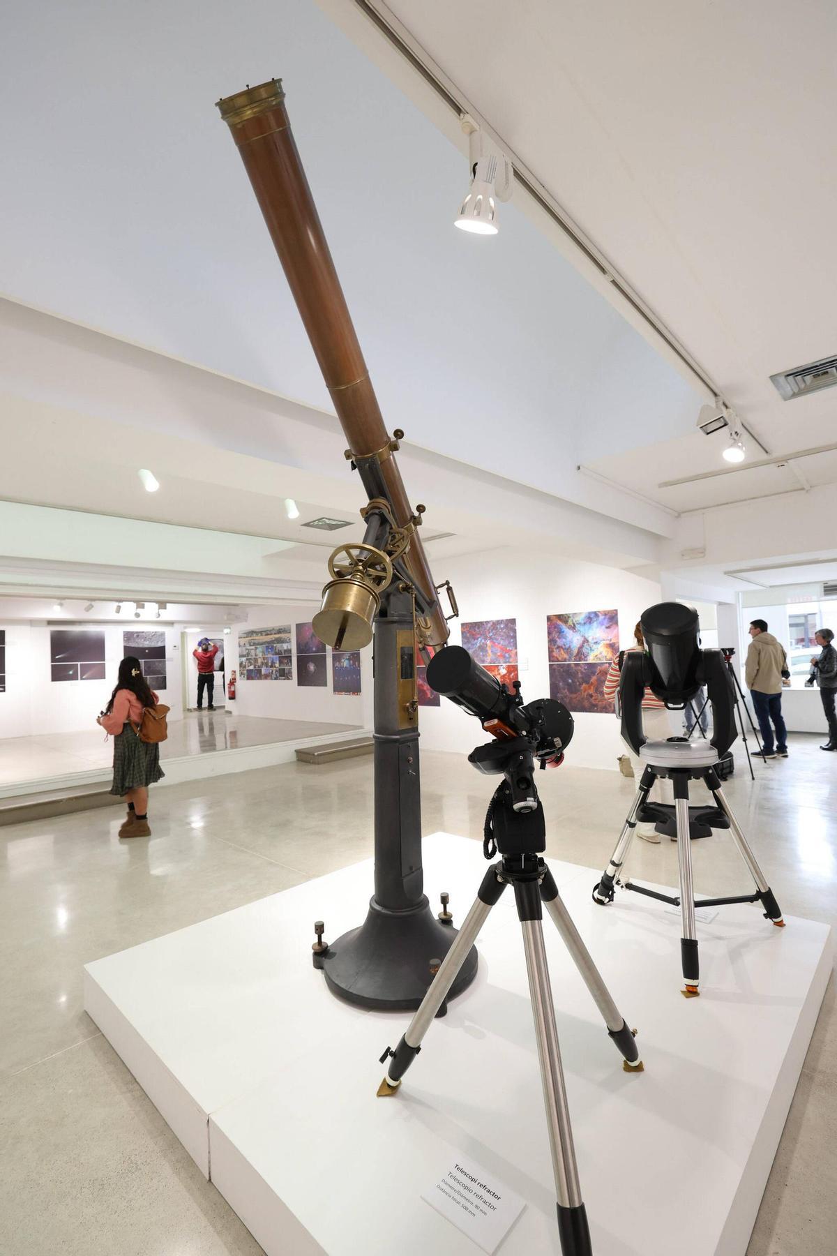 Telescopio antiguo en la exposición  'Astronomia des d'Eivissa 1956-2026'