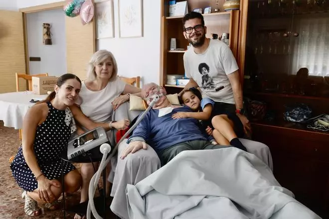 El drama de Julián, enfermo de ELA en la zona cero: "La silla de mi padre no cabe en el ascensor reparado tras la dana"