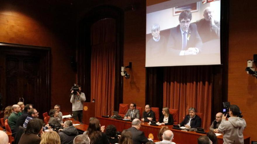 Puigdemont, dirigint-se als assistents a la reunió del grup parlamentari de JxCat.